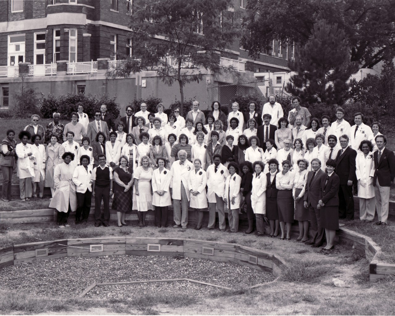 Black and white photo of large group of Hoxworth staff in 1987